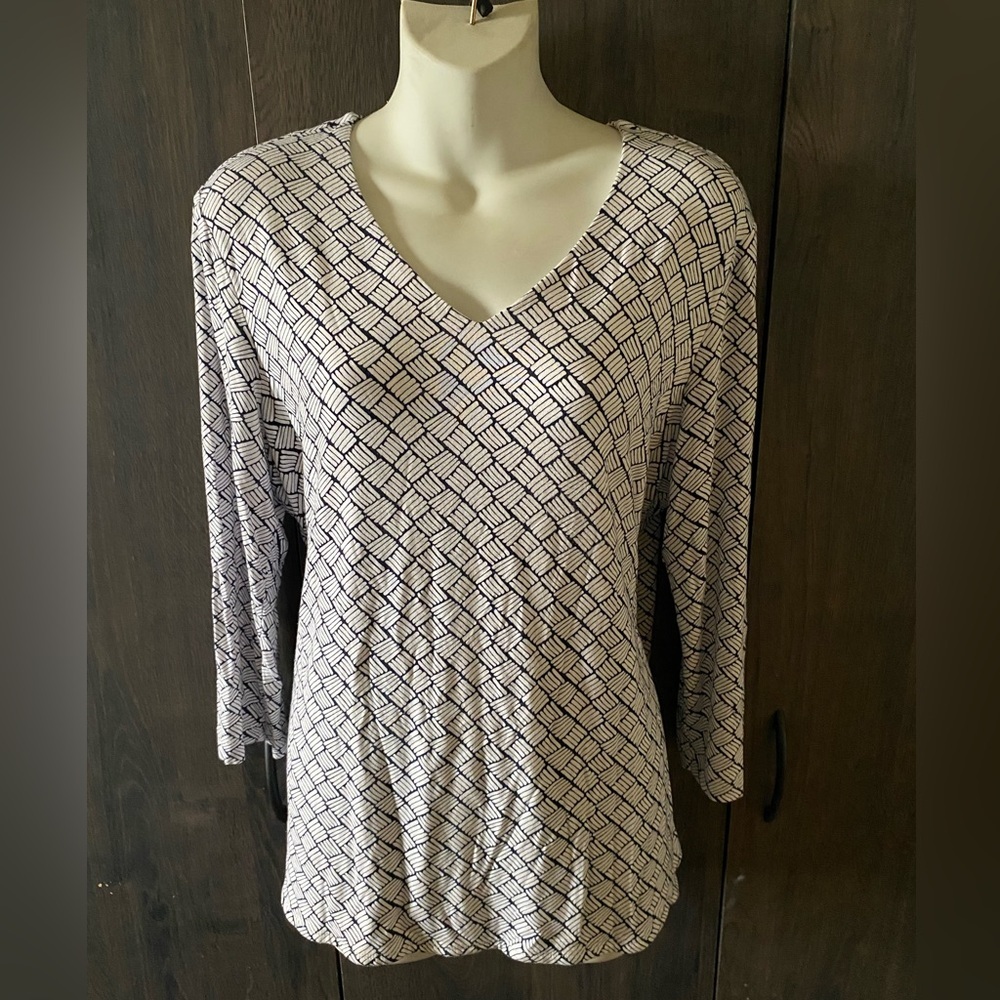 Chico’s Black and White Geometric Pattern Top size S